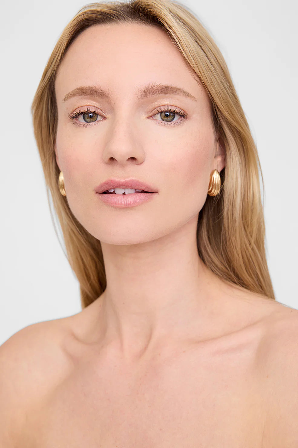 Small Ribbed Drop Earrings in Gold