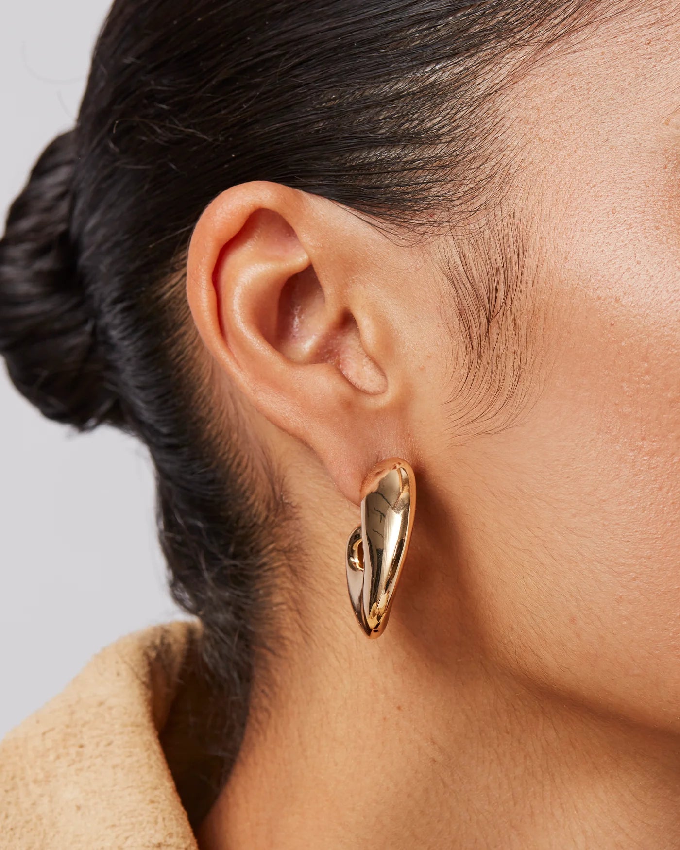 Gigi Hoop Earrings in Gold
