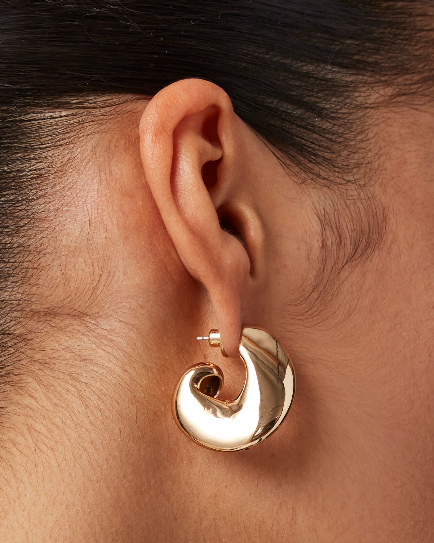 Gigi Hoop Earrings in Gold