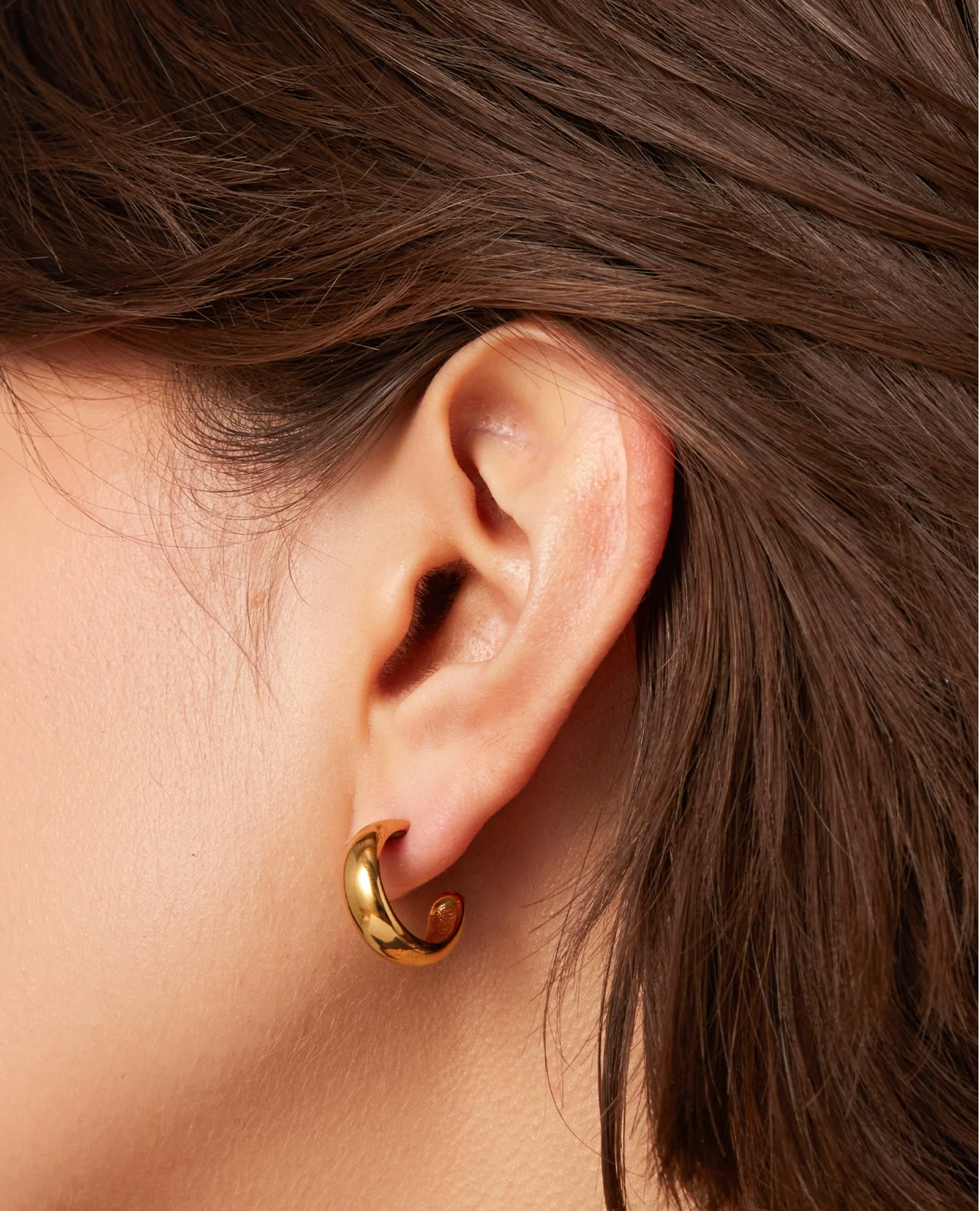 Staple Hoops Small in Gold
