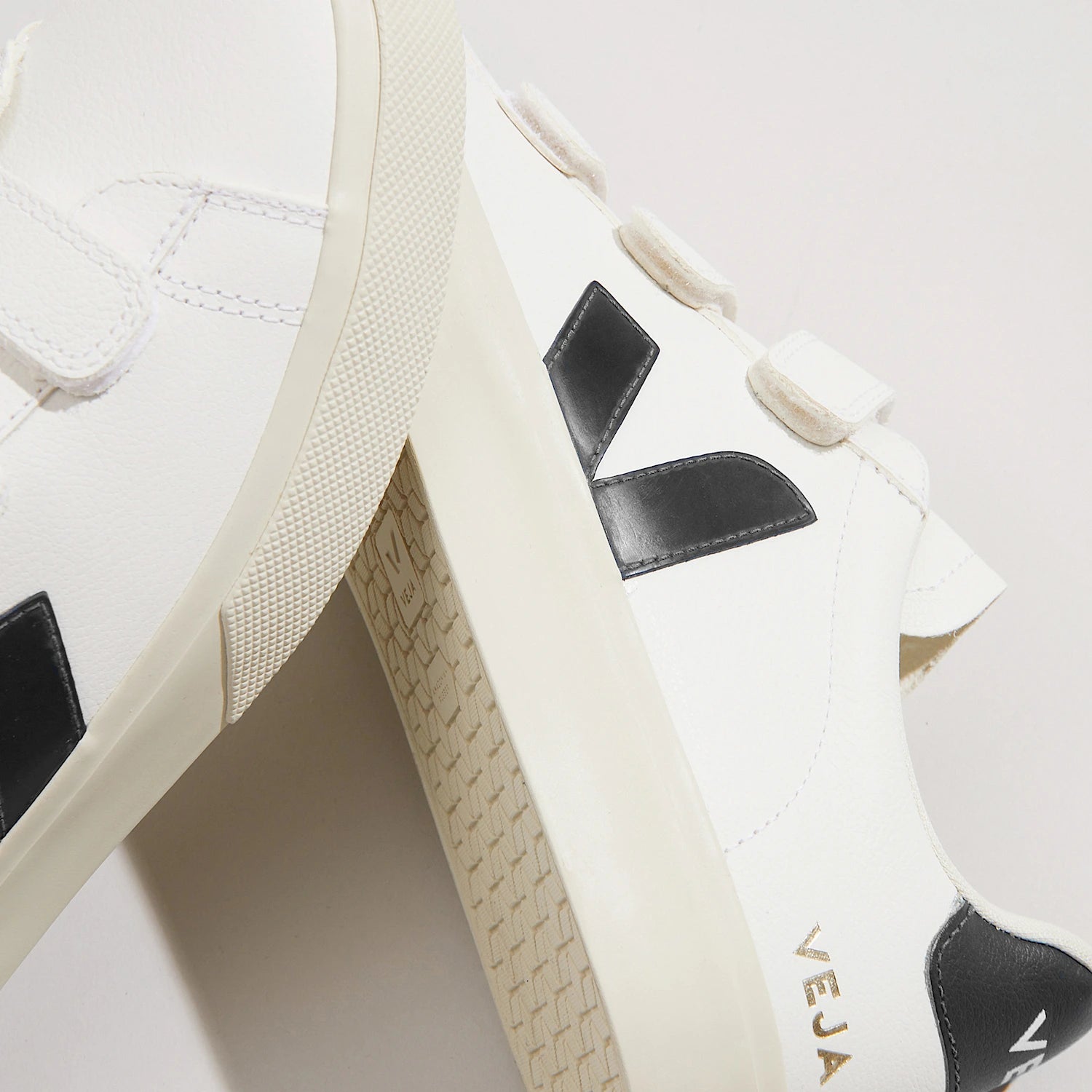 Recife Chromefree Leather in White Black
