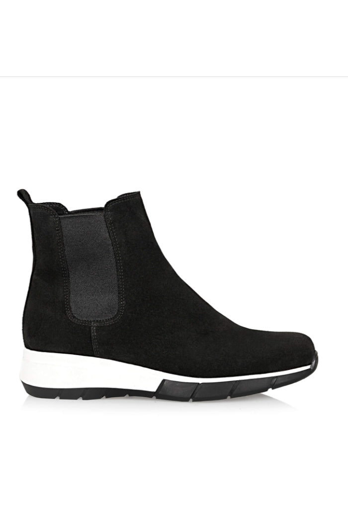 Newport in Black