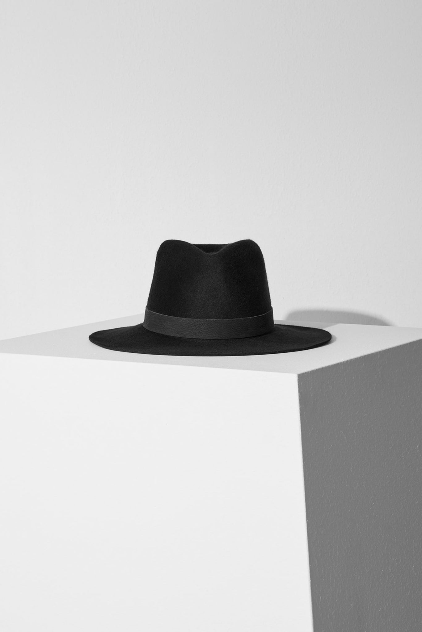 Luca Packable Hat in Black