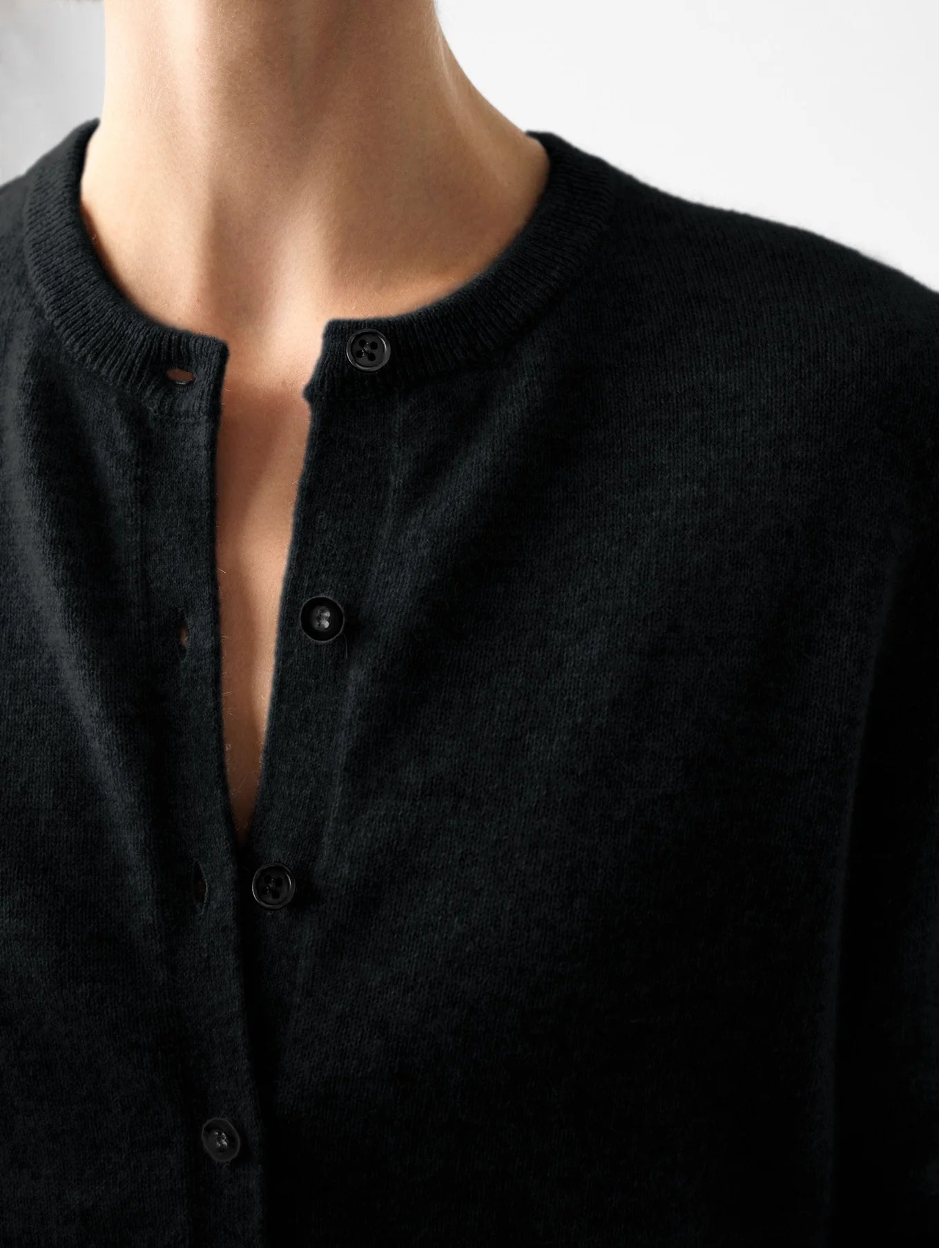 Essential Cashmere Crewneck Cardigan in Black