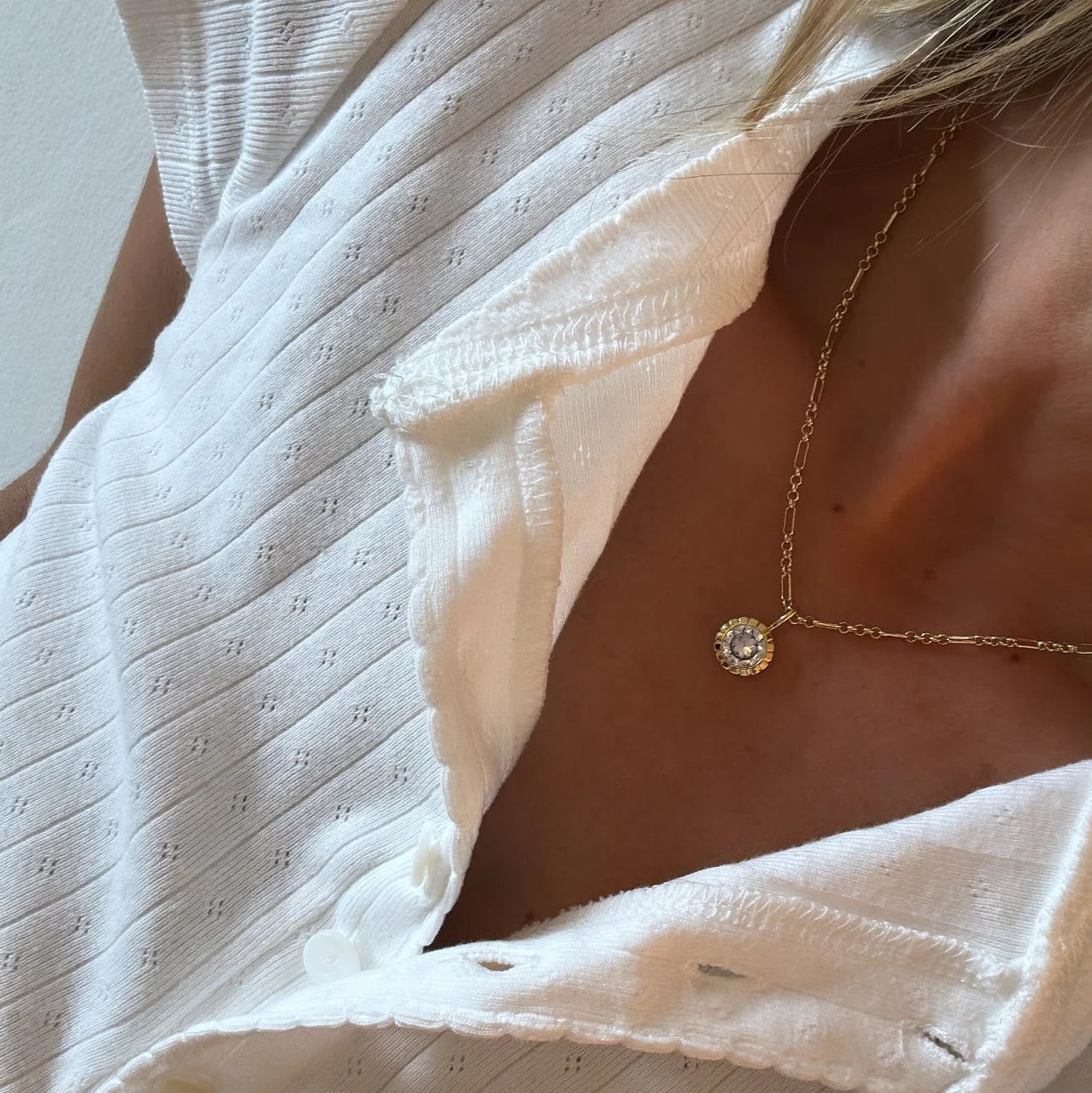 Round Bezel Rolo Chain Necklace in Gold | 16"