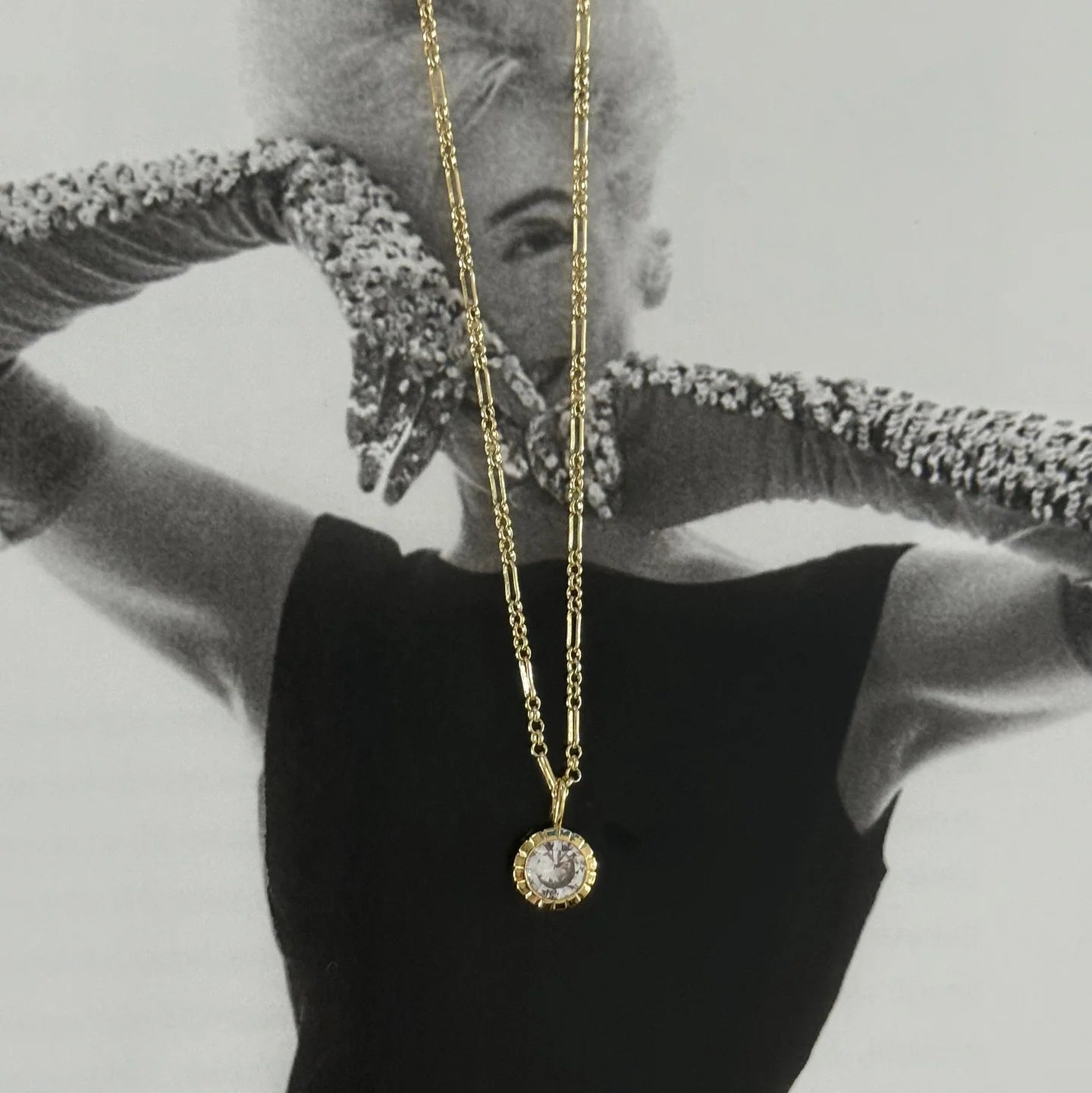 Round Bezel Rolo Chain Necklace in Gold | 18"