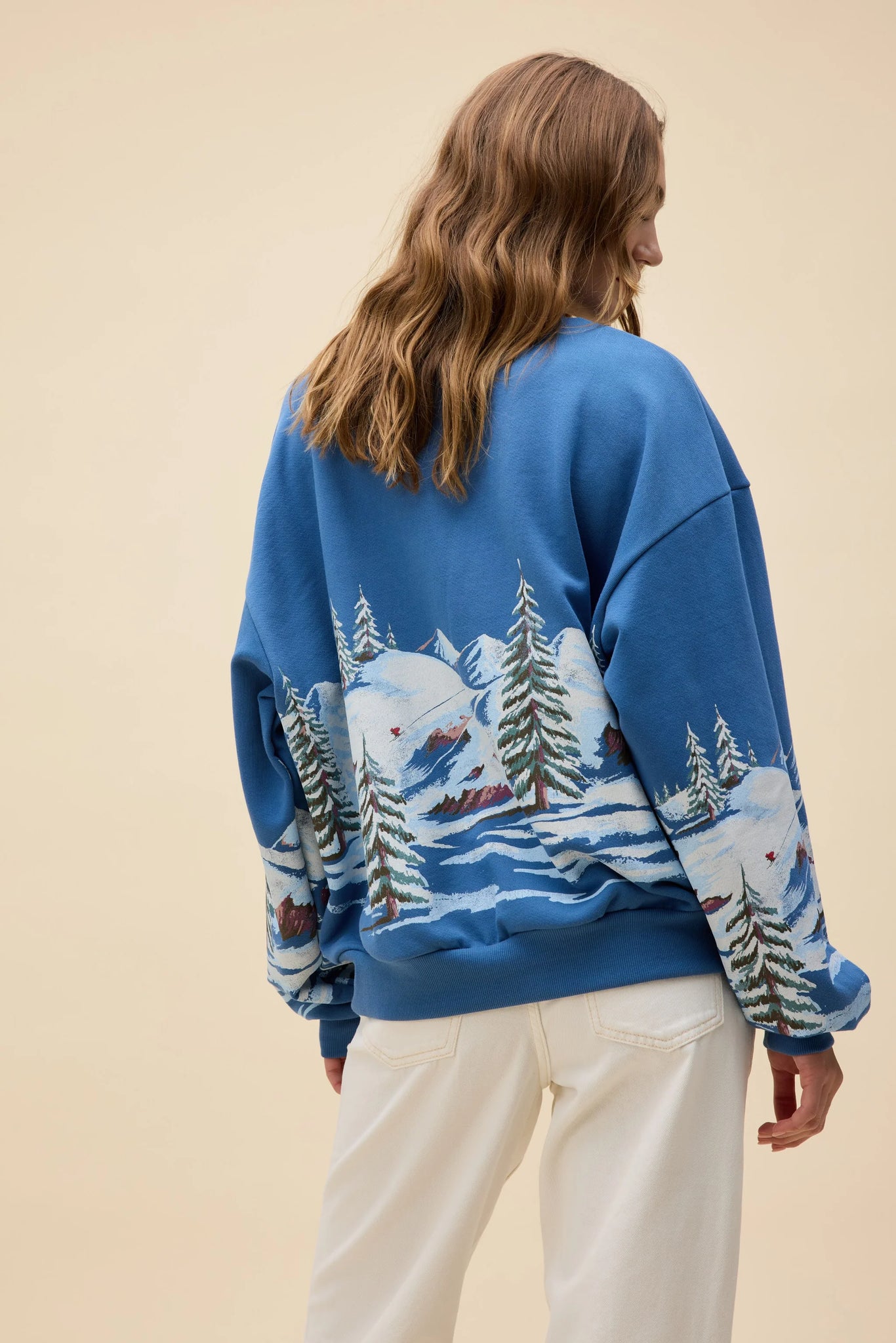 Alpine Ski Scene Oversized Crew Sweatshirt in Denim Blue