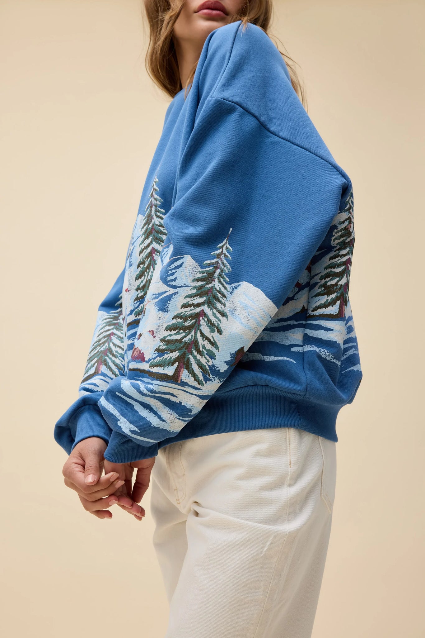 Alpine Ski Scene Oversized Crew Sweatshirt in Denim Blue