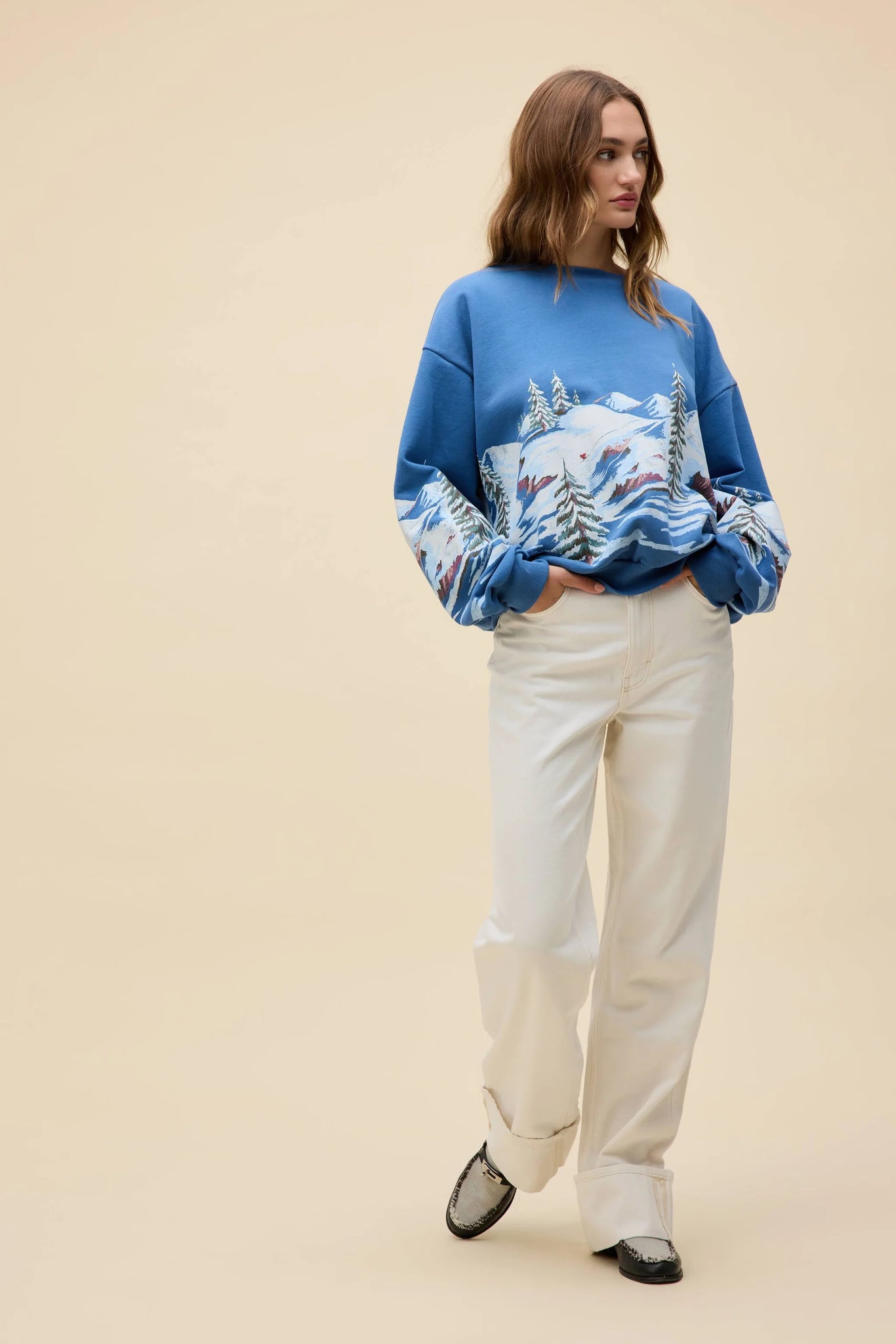 Alpine Ski Scene Oversized Crew Sweatshirt in Denim Blue