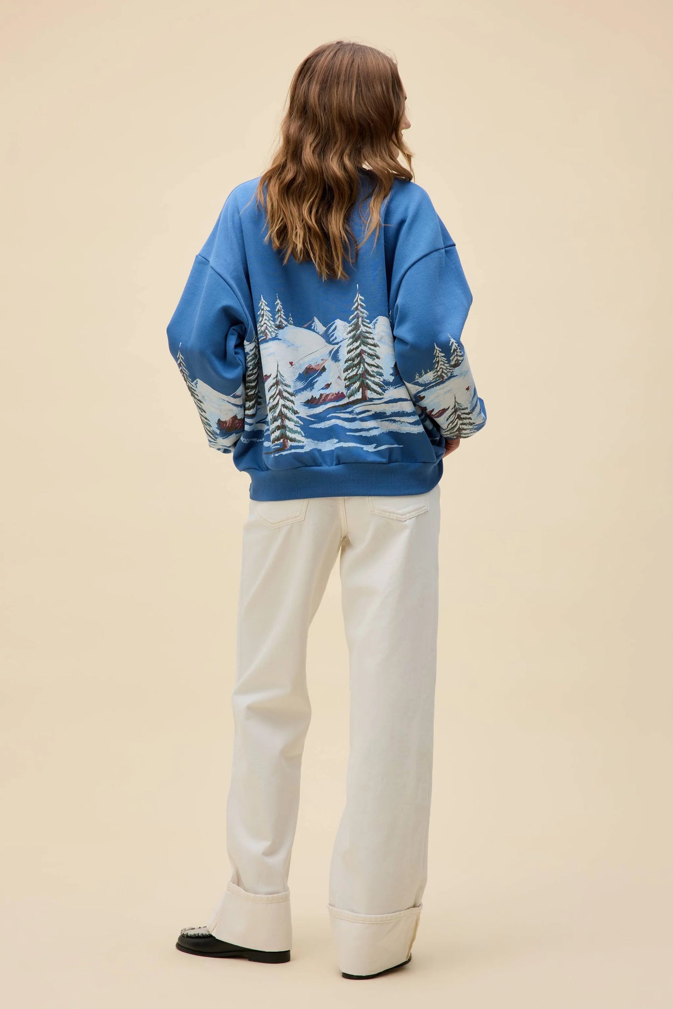 Alpine Ski Scene Oversized Crew Sweatshirt in Denim Blue