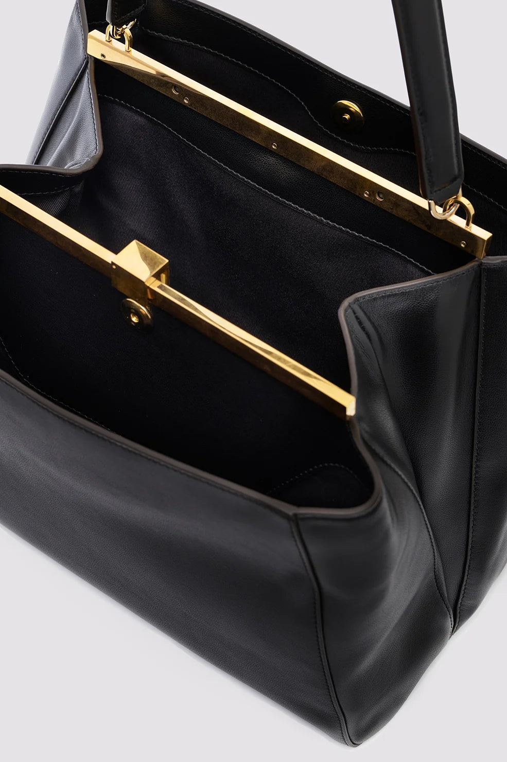 Anine Avenue Bag Grained Leather in Black