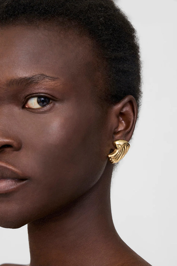 Curved Shell Earrings in Gold