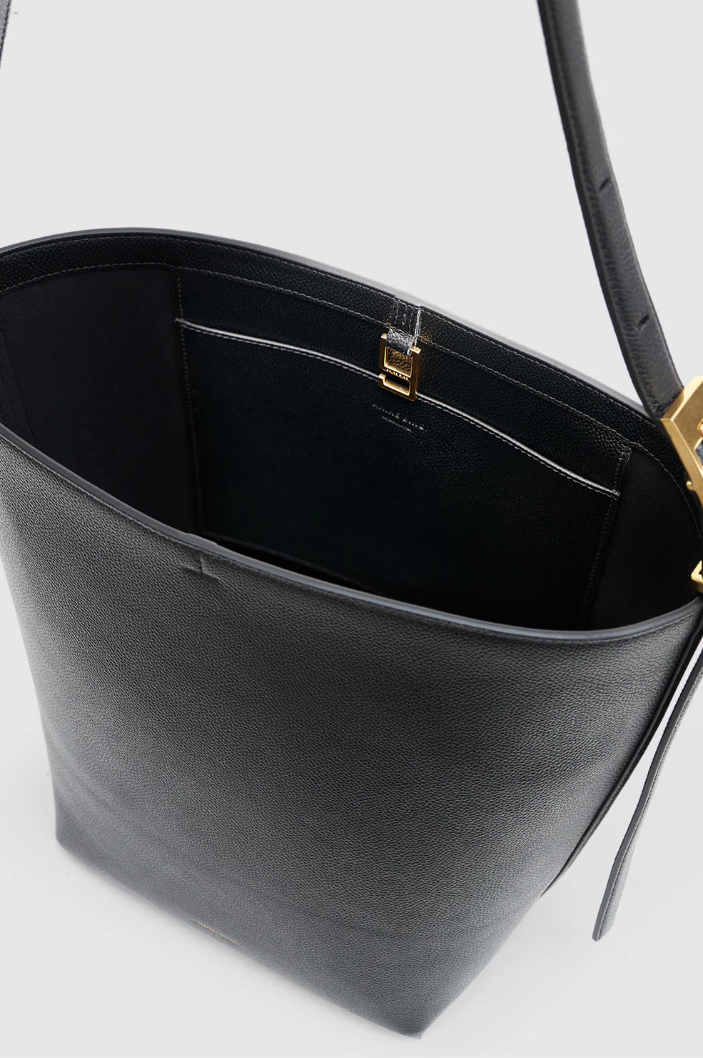 Elly Bucket Bag Grained Leather in Black