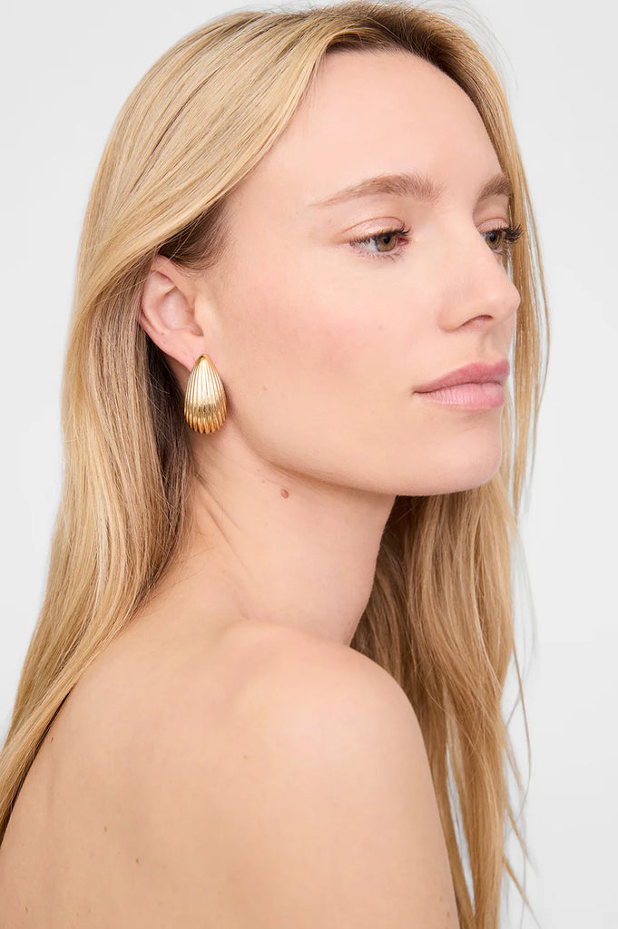 Ribbed Drop Earrings in Gold