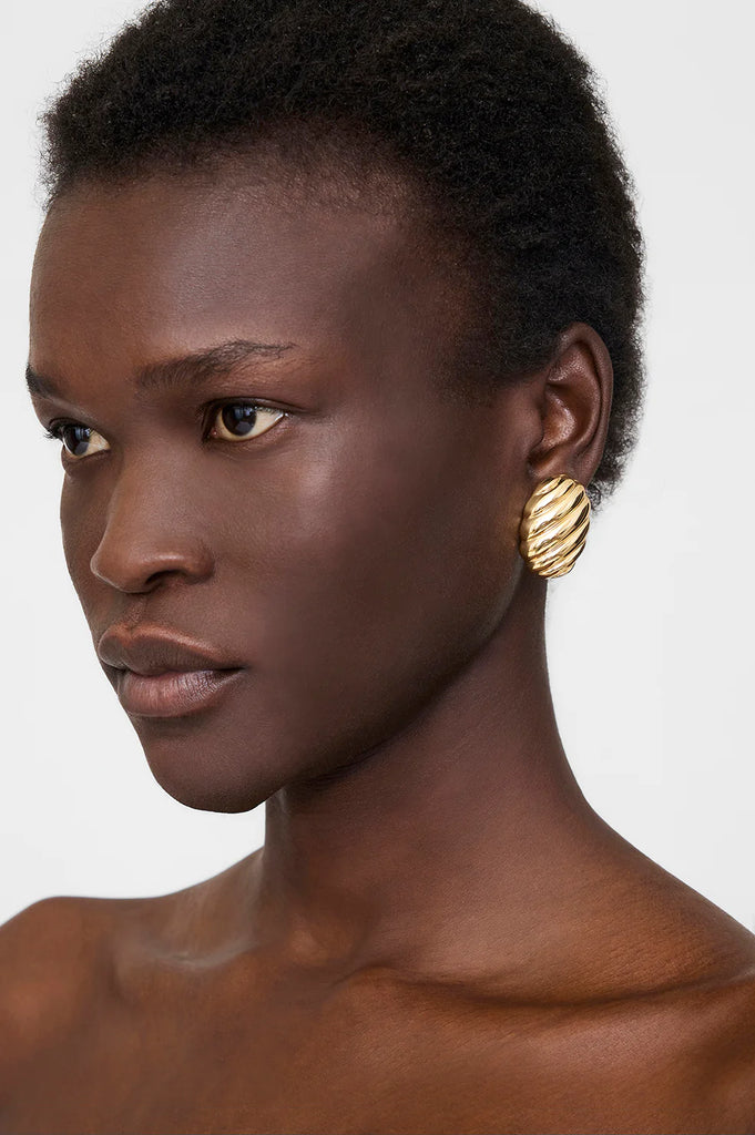 Ribbed Oval Earrings in Gold