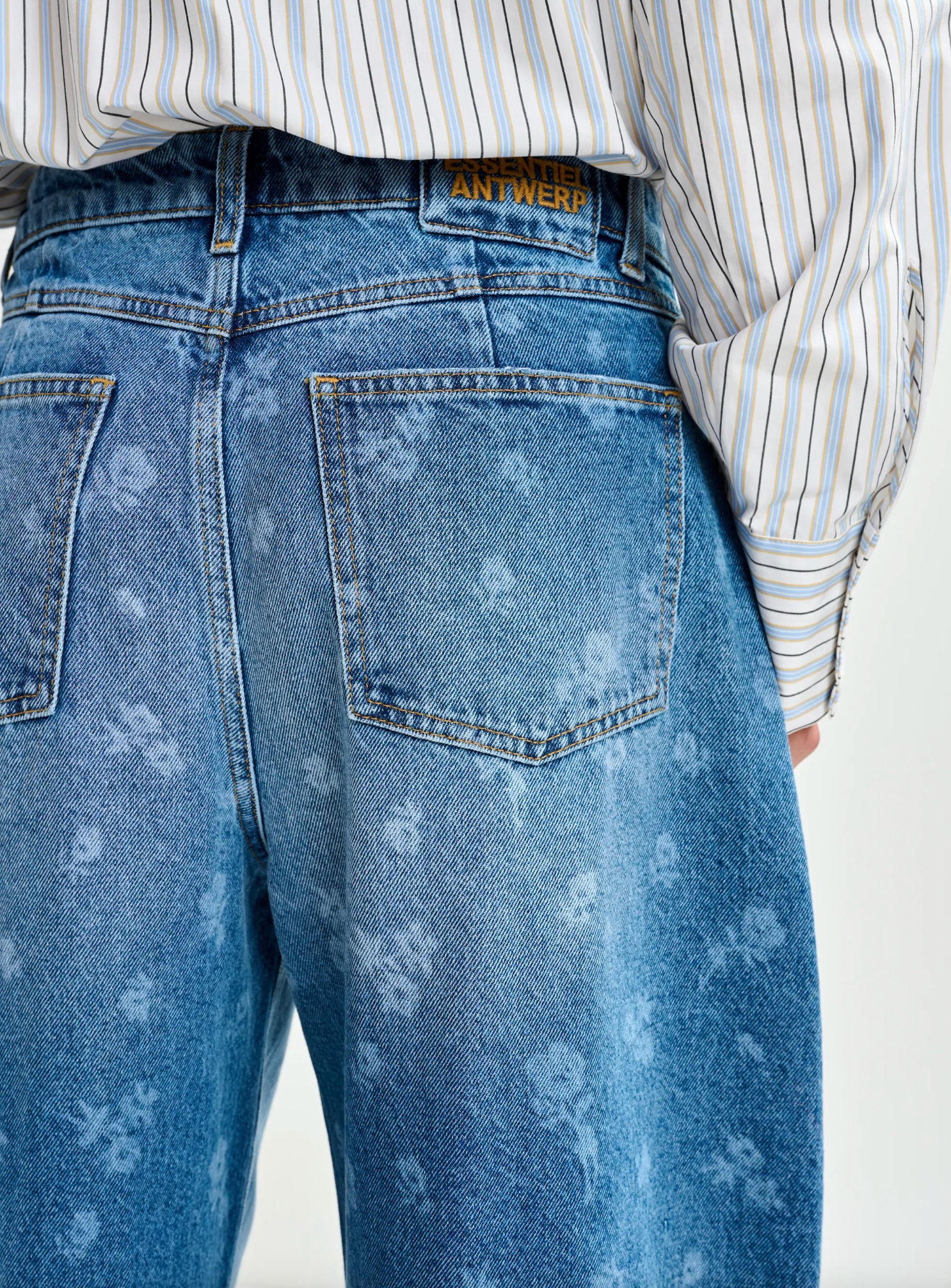 Barrel Leg Jeans in Quiet Pool