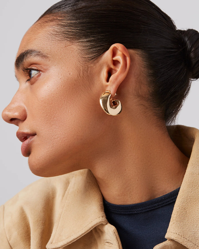 Gigi Hoop Earrings in Gold