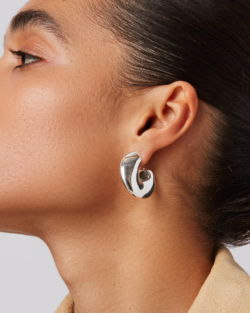 Gigi Hoop Earrings in Silver