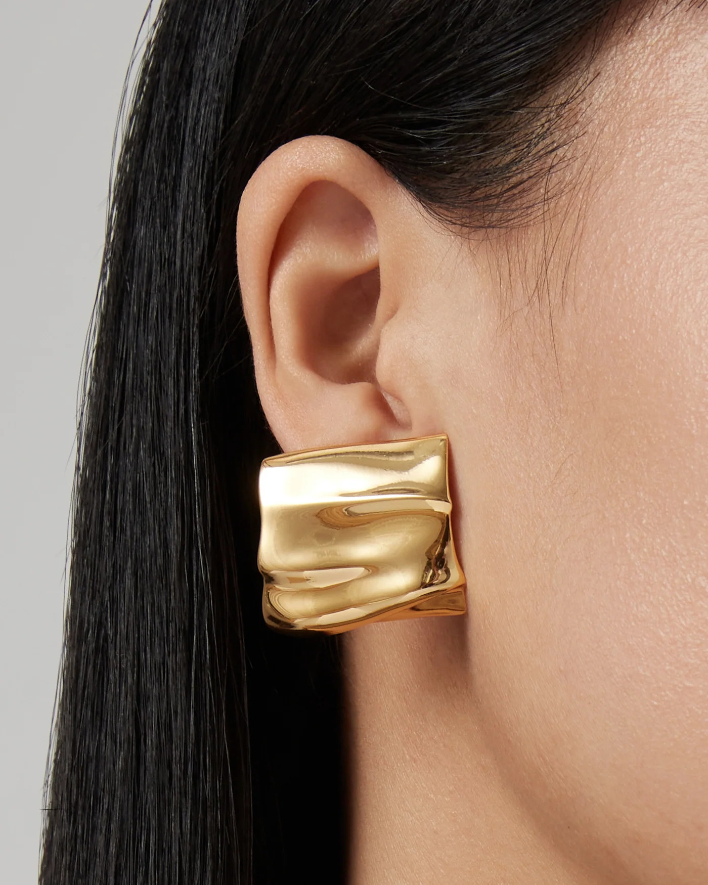 Sundra Earrings in Gold