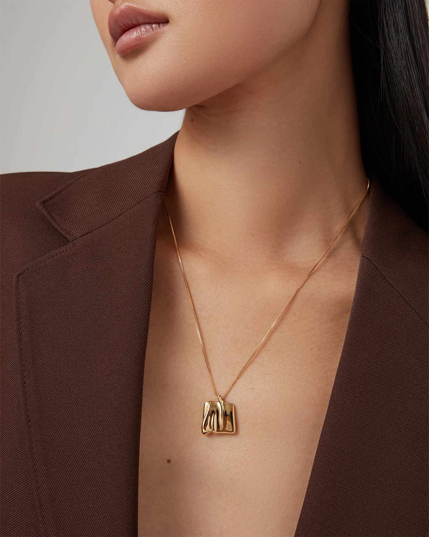 Sundra Pendant Necklace in Gold