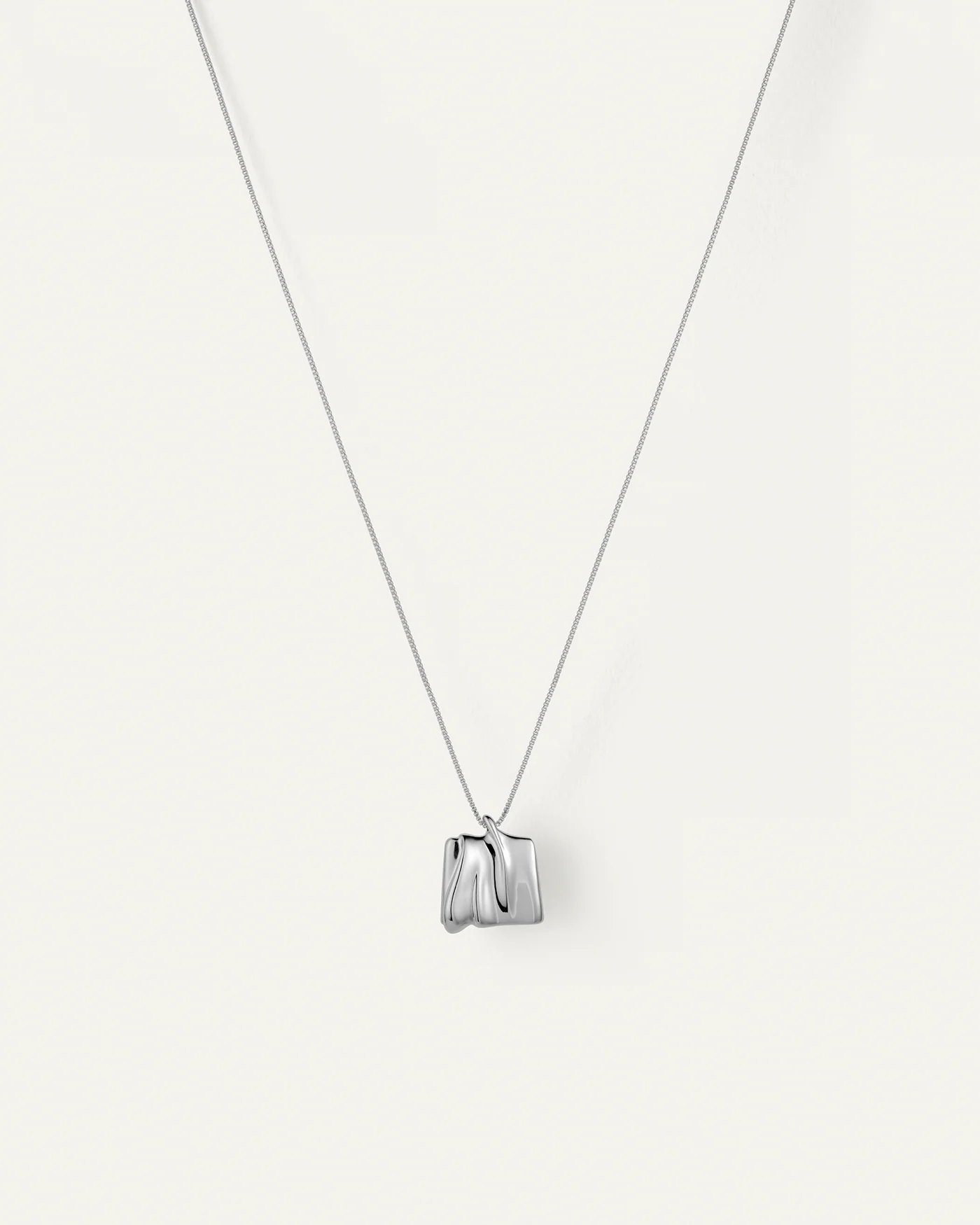 Sundra Pendant Necklace in Silver