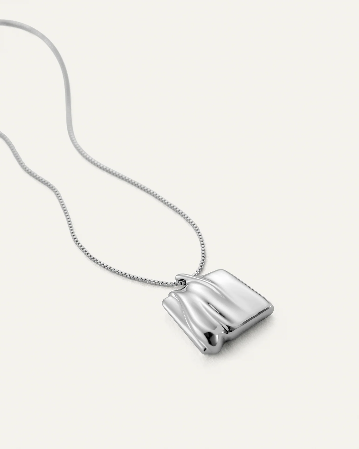 Sundra Pendant Necklace in Silver