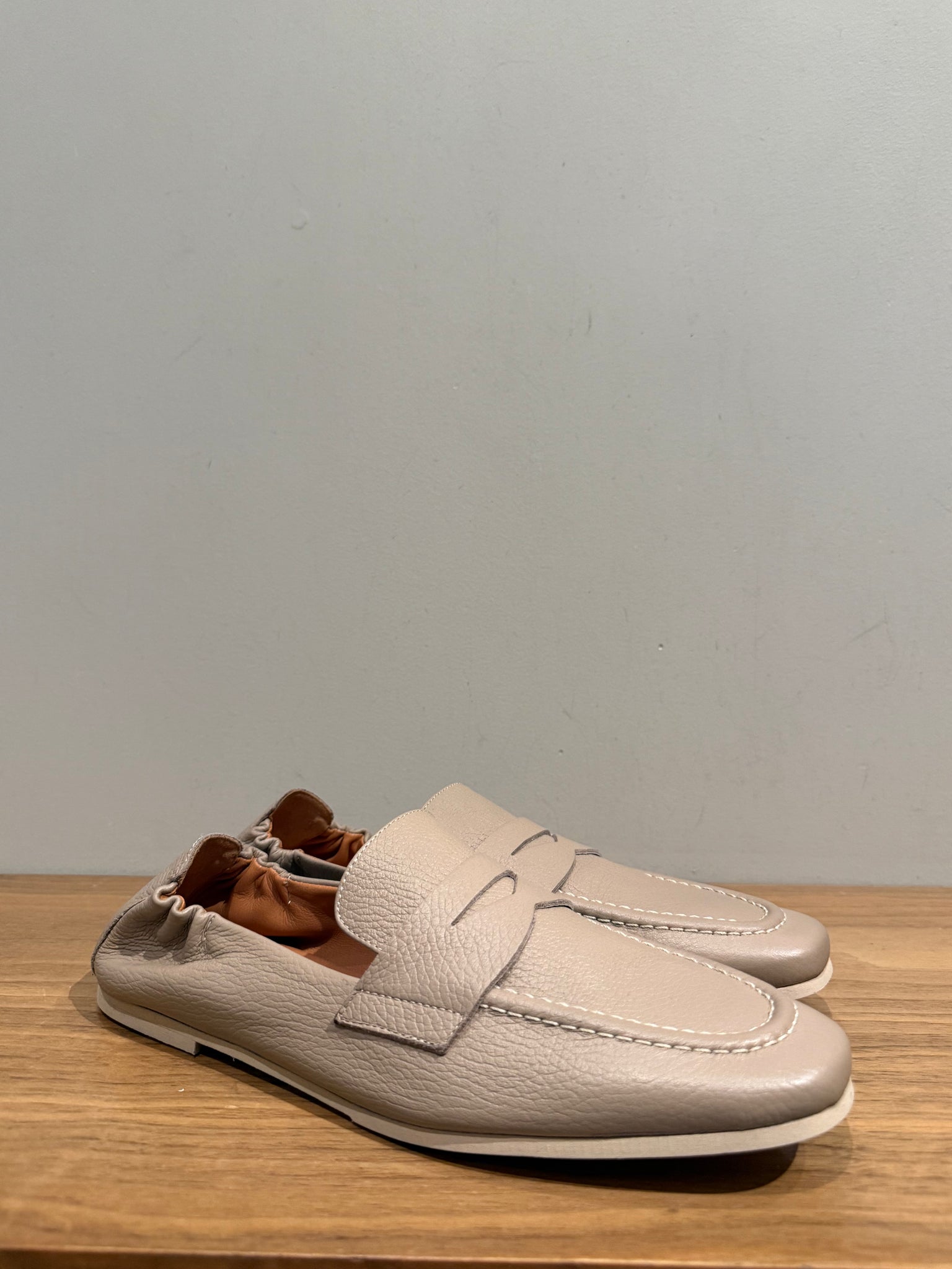 Kitson Leather Loafer in Wheat Pebble