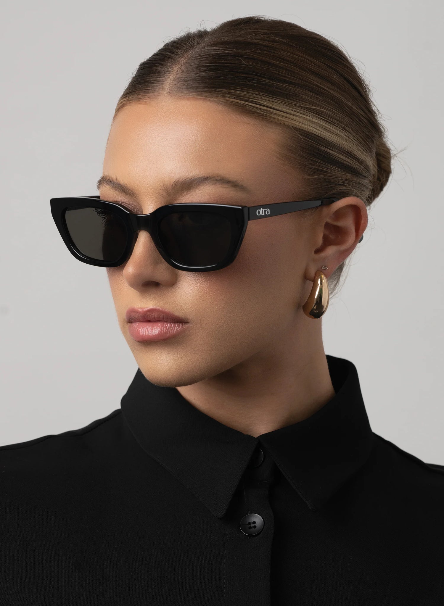 Nove in Black/Smoke