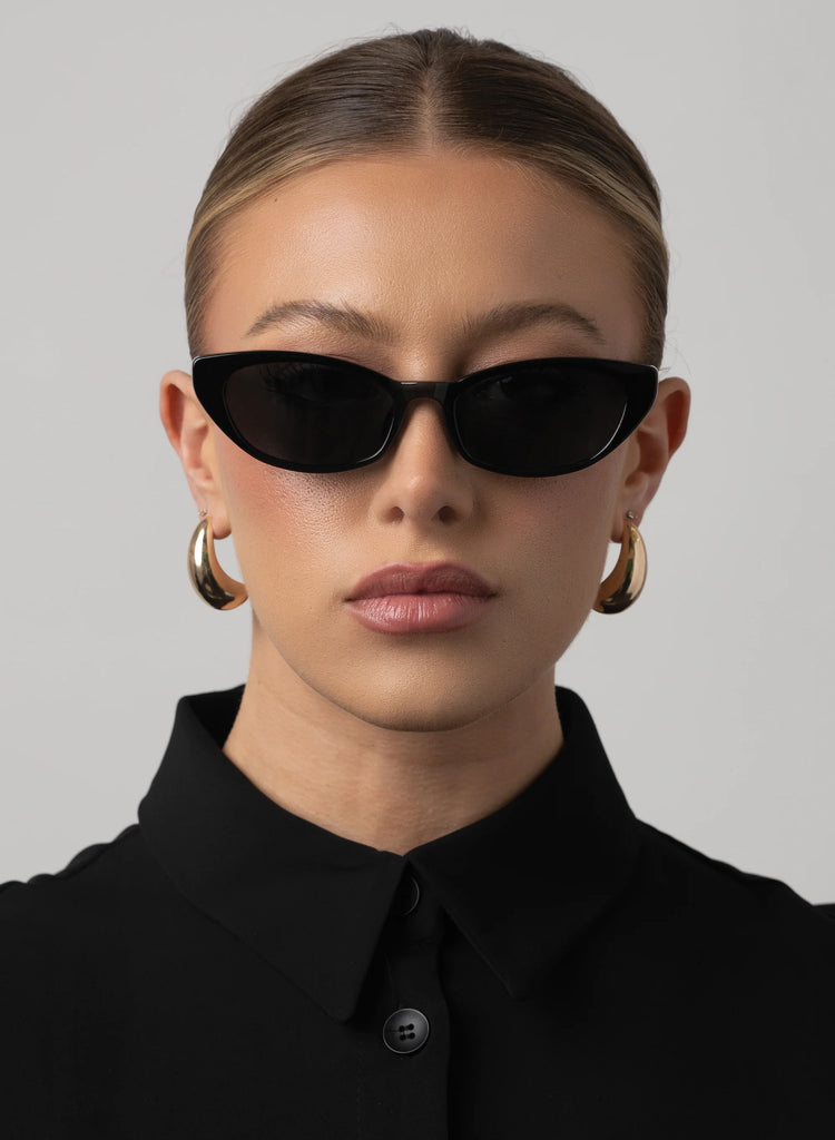 Shona in Black/Smoke