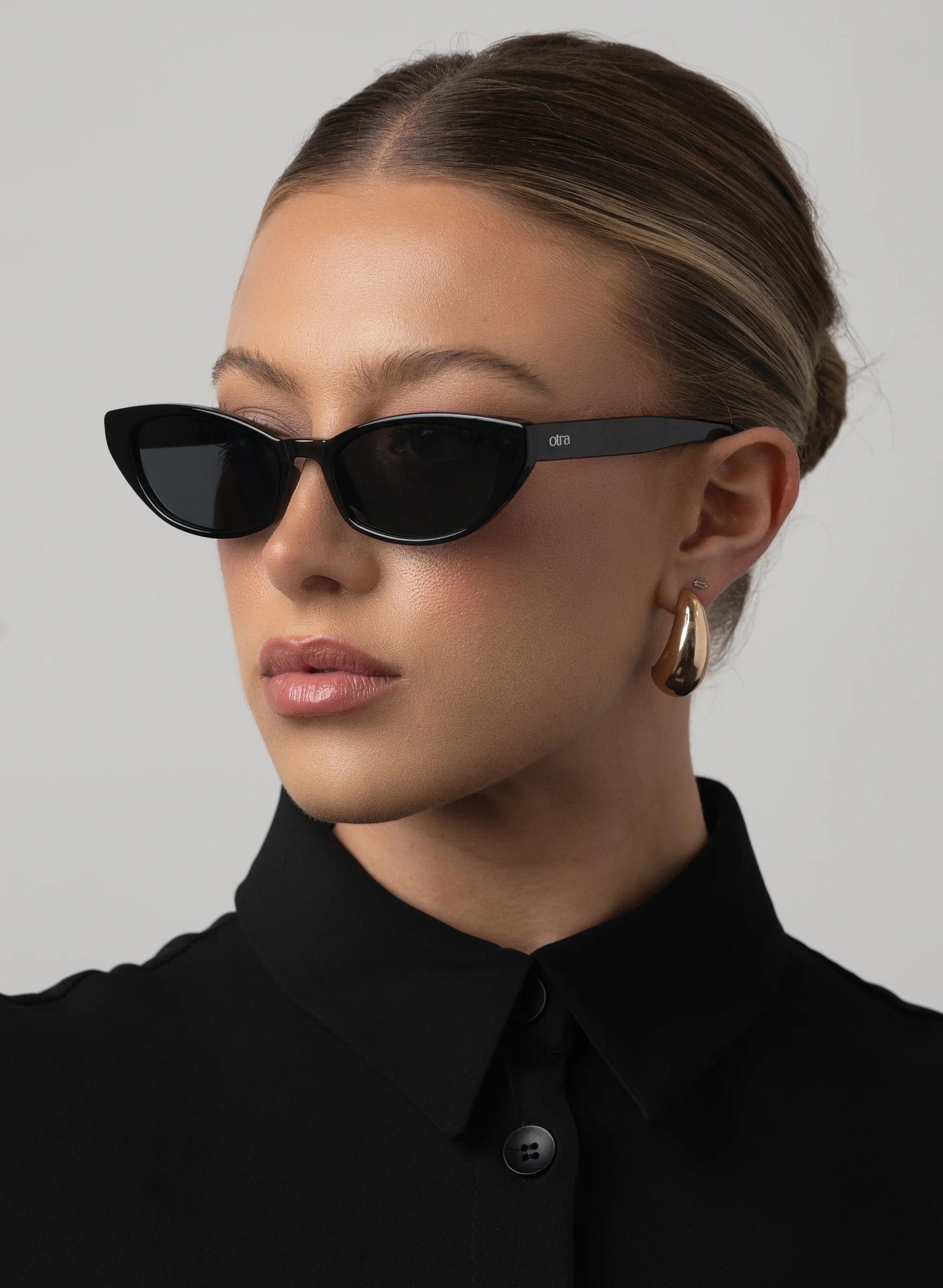 Shona in Black/Smoke