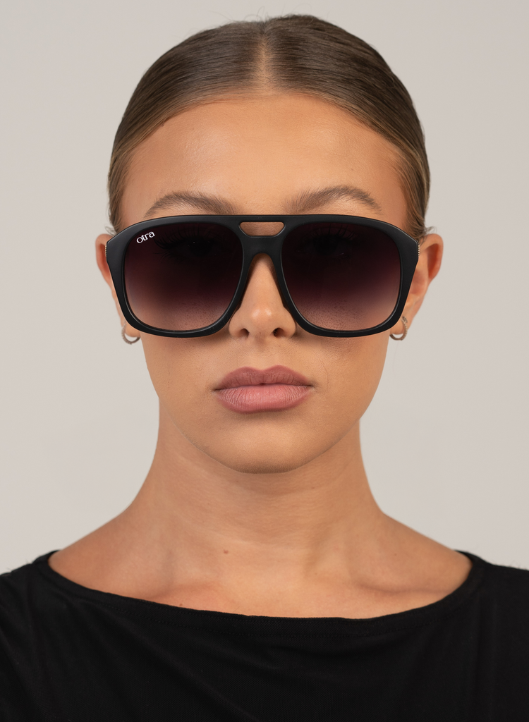 Reina in Matte Black