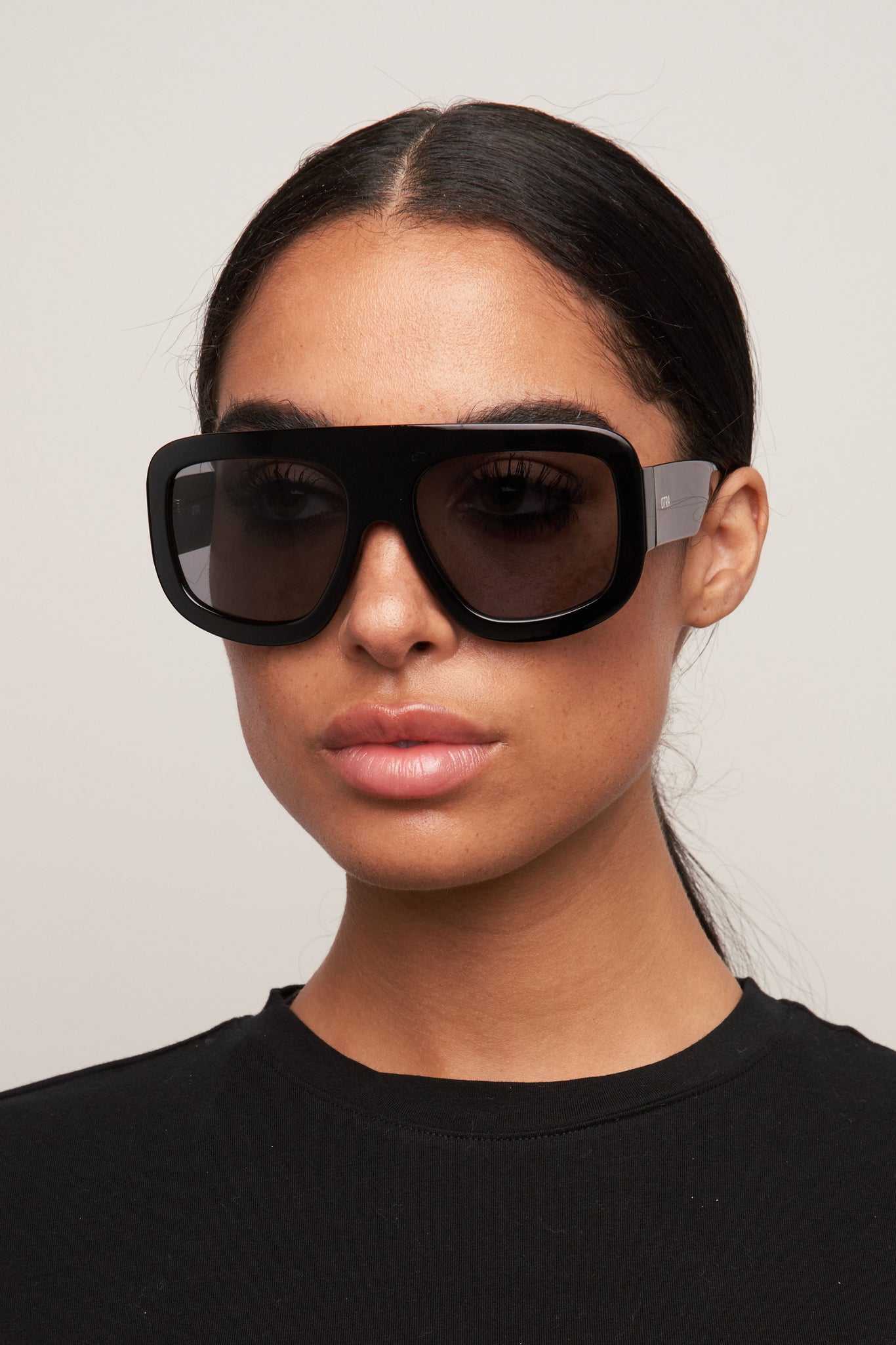 Vail in Black/Smoke