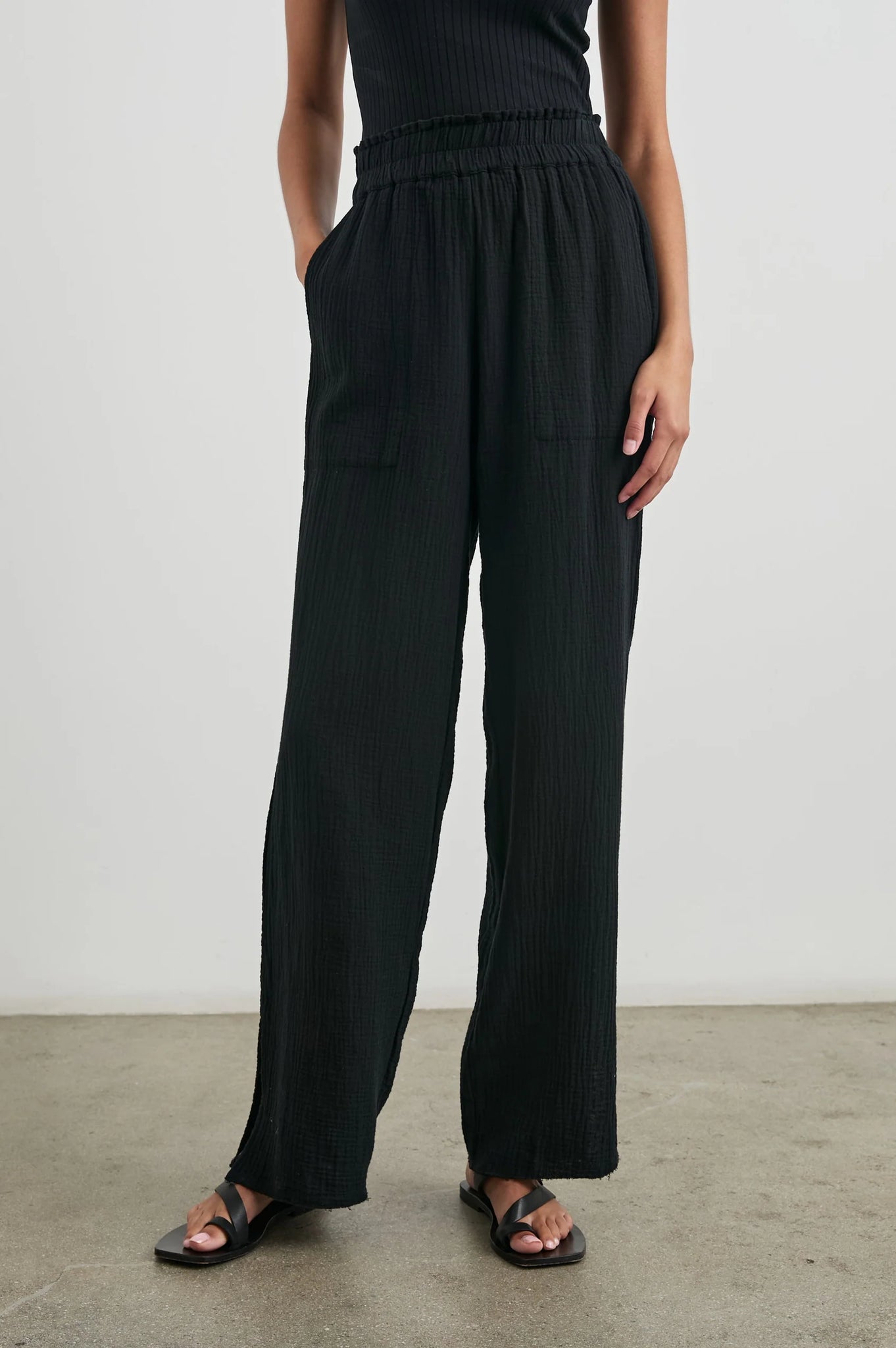 Leon Pant in Black