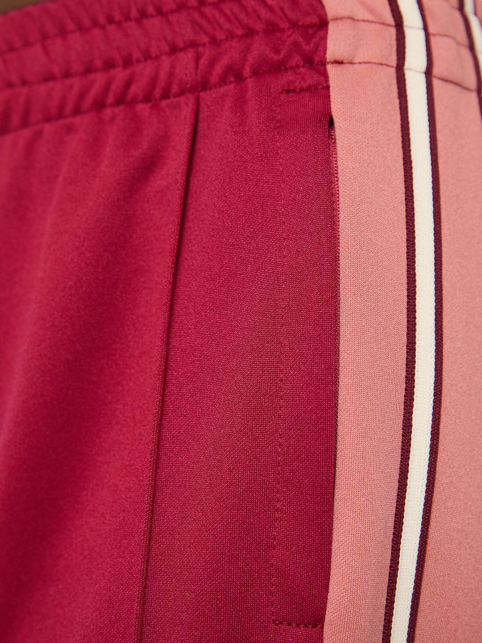 The Resealable Personal Best Sneak in Persian Red