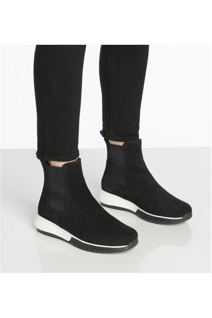 Newport in Black