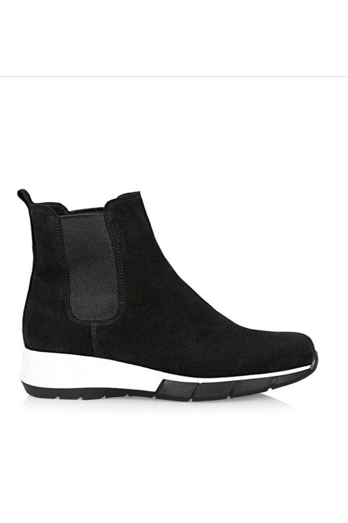 Newport in Black